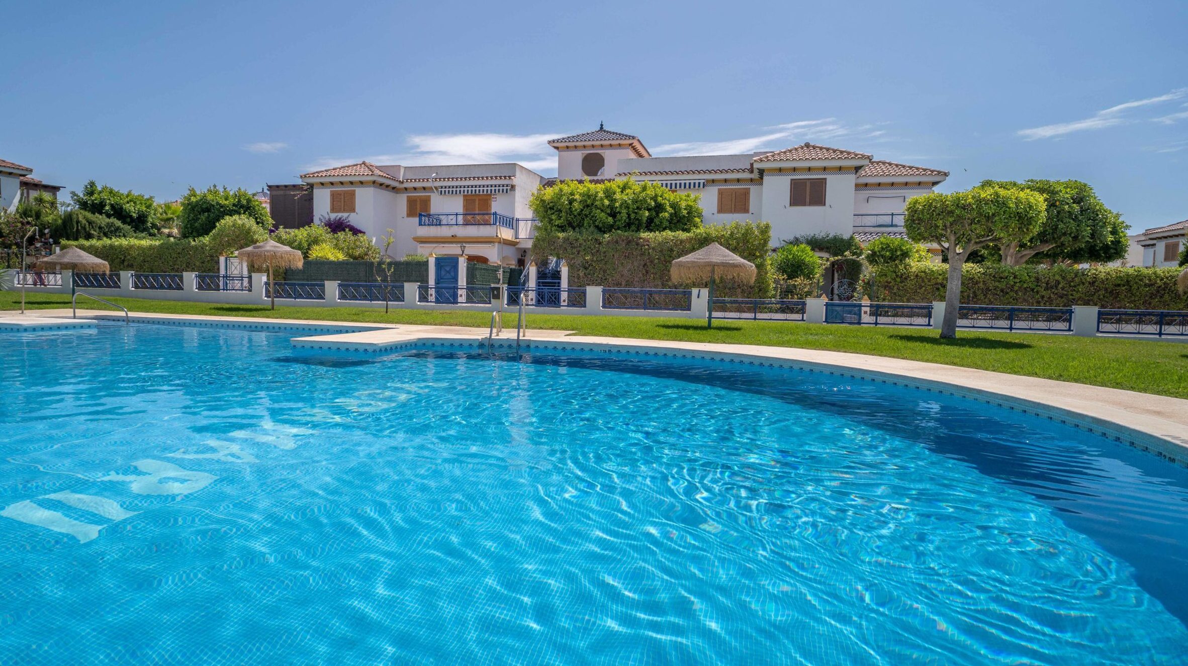 Precios de Fotografía inmobiliaria fotografía de villa con una gran piscina delante